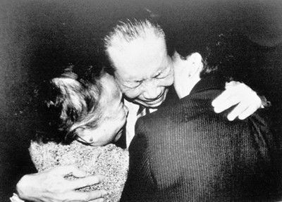 1987年11月4日，首批回大陸探親的臺(tái)胞抵達(dá)廈門(mén)。這是一位臺(tái)胞在客運(yùn)碼頭，與分別多年的親人相擁而泣。.jpg