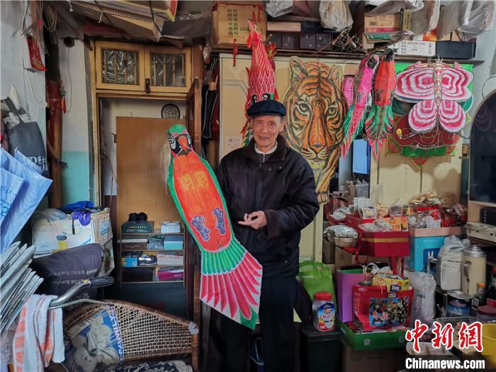 邵國強和他制作的風(fēng)箏?！∥坛康?攝