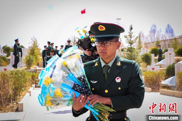 圖為西藏軍區(qū)某旅駐日喀則任務(wù)分隊(duì)官兵們?cè)诹沂苛陥@獻(xiàn)花?！∫?攝