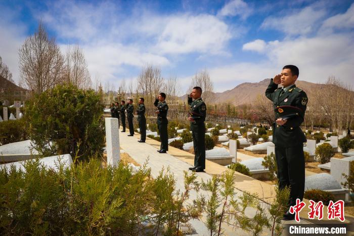 圖為西藏軍區(qū)某旅駐日喀則任務(wù)分隊(duì)全體官兵向烈士致敬?！√萍?攝