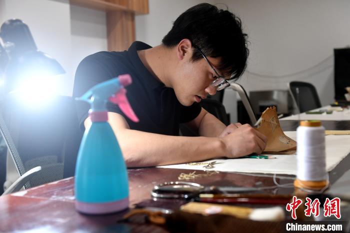 “90后”文物修復(fù)師瞿超正低頭手工修復(fù)民國時期影印的古籍《春秋繁露》?！蚊?攝