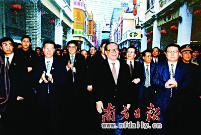 2000年2月，江澤民在深圳羅湖區(qū)東門商業(yè)步行街考察?！≠Y料圖片.jpg