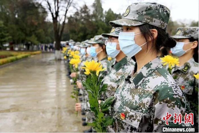 2021年4月3日，武警女兵在蘭州烈士陵園祭奠烈士?！「拭C省退役軍人事務(wù)廳供圖 攝