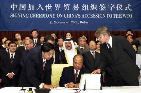 中國代表團團長石廣生于當?shù)貢r間2001年11月11日晚在多哈簽署中國入世議定書。.jpg