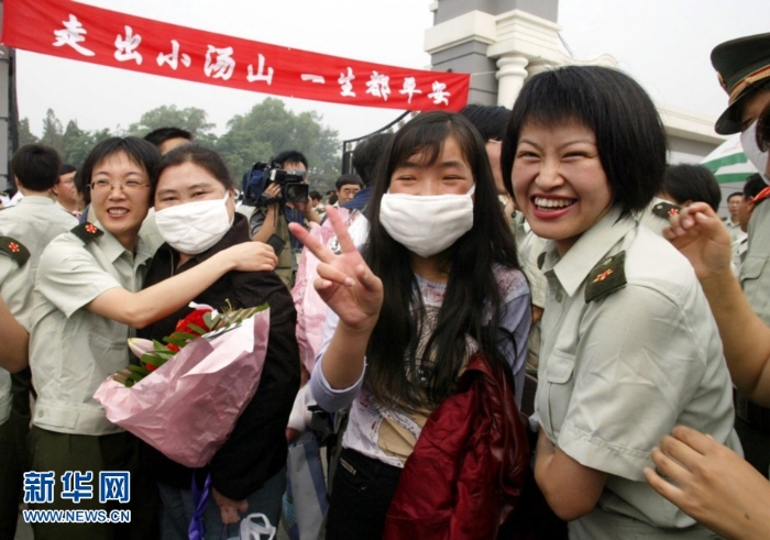 2003年6月20日，小湯山醫(yī)院的最后一批非典治愈者出院時與醫(yī)務人員深情告別。新華社記者王建民攝.jpg