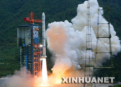 10月24日18時05分，搭載著我國首顆探月衛(wèi)星嫦娥一號的長征三號甲運載火箭在西昌衛(wèi)星發(fā)射中心三號塔架點火發(fā)射。新華社記者李剛攝.jpg