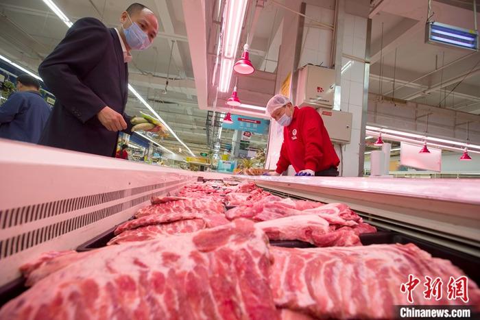 資料圖：消費者選購豬肉。<a target='_blank' href='http://www.chinanews.com/'>中新社</a>記者 張云 攝