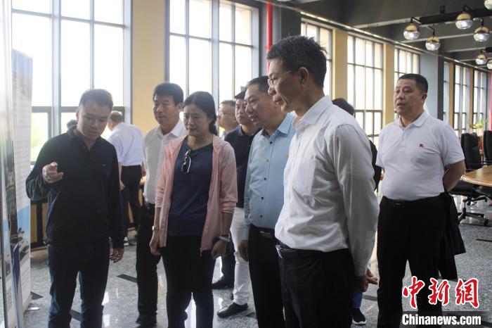 圖為參觀廣東紳威游艇有限公司。　林榕生 攝