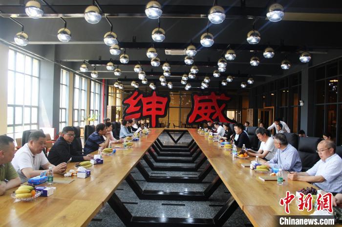 圖為在廣東紳威游艇有限公司召開(kāi)座談會(huì)?！×珠派?攝