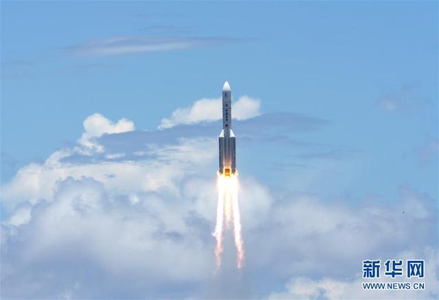 2020年7月23日12時41分，我國在海南島東北海岸中國文昌航天發(fā)射場，用長征五號遙四運(yùn)載火箭將我國首次火星探測任務(wù)“天問一號”探測器發(fā)射升空，飛行2000多秒后，成功將探測器送入預(yù)定軌道，開啟火星探測之旅，邁出了我國自主開展行星探測的第一步。 新華社記者 才揚(yáng) 攝.jpeg