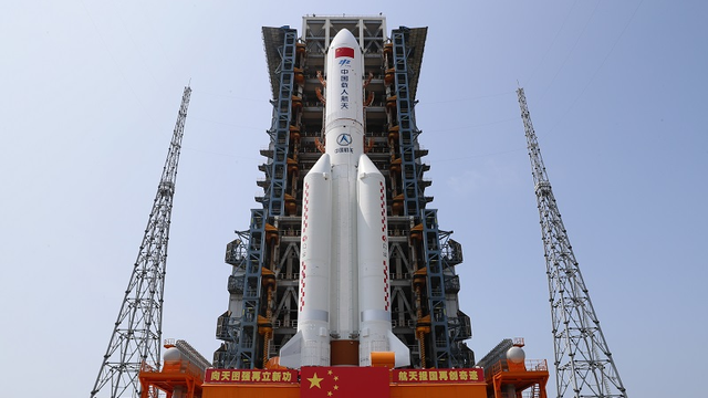 4月23日，中國空間站天和核心艙與長征五號B遙二運(yùn)載火箭組合體已轉(zhuǎn)運(yùn)至發(fā)射區(qū)。（郭文彬 攝）.png