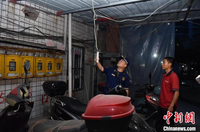 某小區(qū)電瓶車(chē)停放充電區(qū)域緊靠燃?xì)夤艿?。　?nèi)江消防供圖