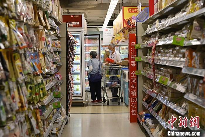 資料圖：消費者在超市選購商品。 <a target='_blank' href='http://www.chinanews.com/'>中新社</a>記者 陳楚紅 攝 