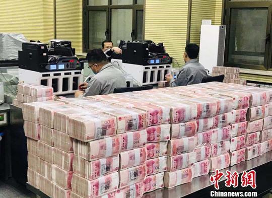 資料圖：銀行點鈔員在工作。艾慶龍 攝
