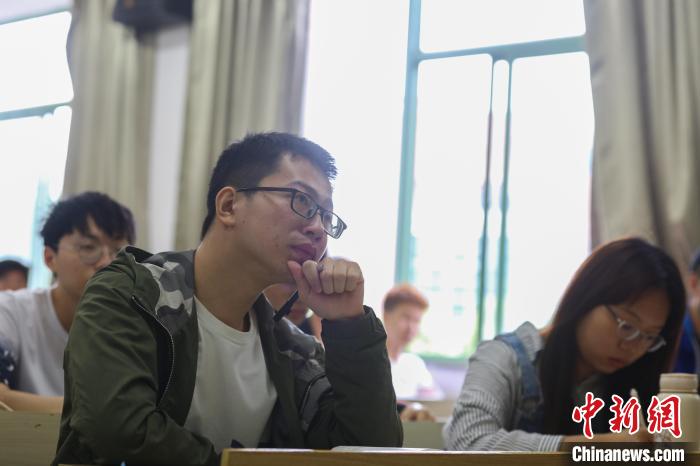 今年23歲的劉鑫是南昌航空大學(xué)飛行器工程學(xué)院的一名大三學(xué)生?！⒘?攝