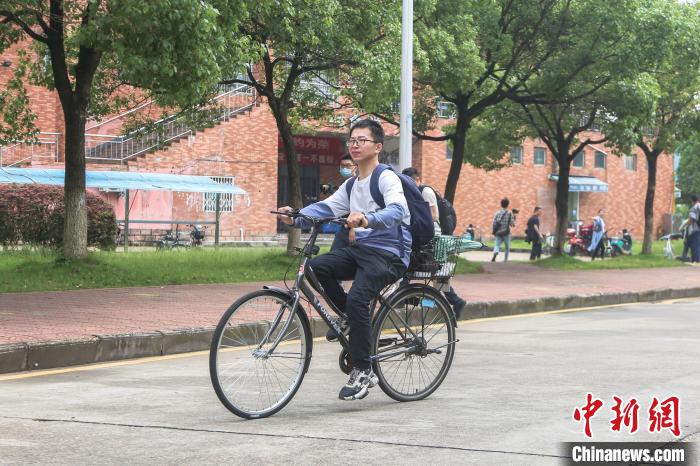 5月18日，劉鑫下課后騎車前往工作室?！⒘?攝