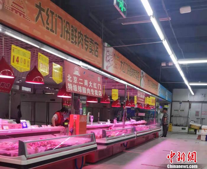 北京豐臺(tái)區(qū)一家菜市場(chǎng)內(nèi)的豬肉價(jià)格。 <a target='_blank' href='http://www.chinanews.com/' >中新網(wǎng)</a>記者 謝藝觀 攝