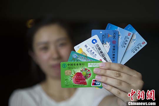 資料圖：警方查獲的銀行卡。河北省寧晉縣公安局供圖