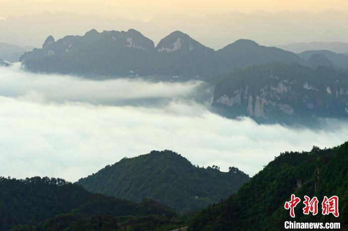 云霧飄渺的三峽庫區(qū)猶如仙境。　雷勇 攝