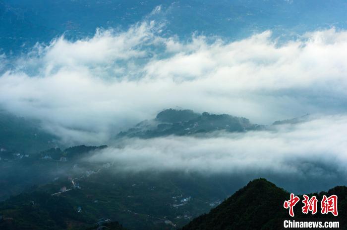三峽庫區(qū)雨后云霧升騰?！±子?攝