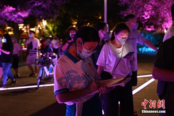 廣州：民眾排隊(duì)做核酸檢測