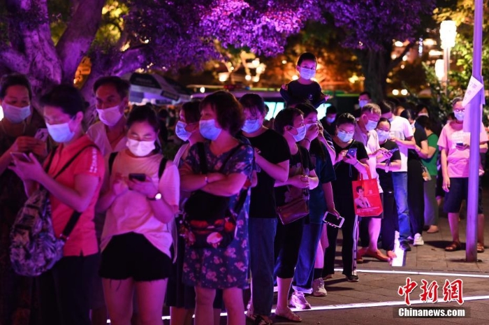 廣州：民眾排隊(duì)做核酸檢測