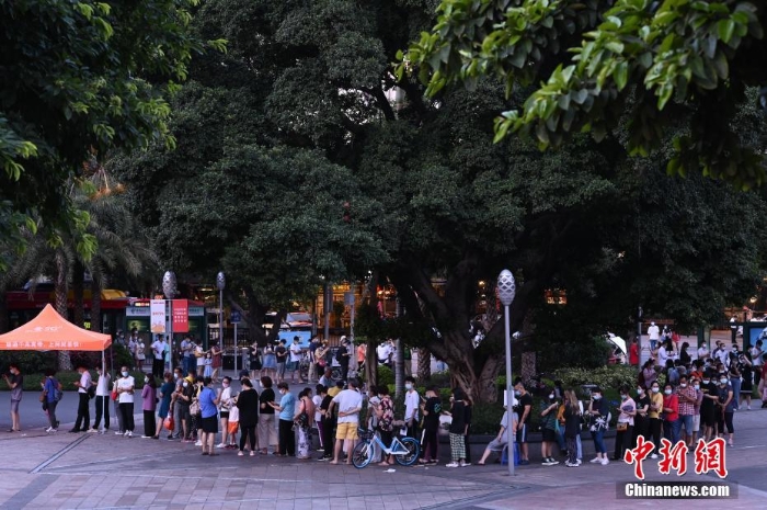 廣州：民眾排隊(duì)做核酸檢測