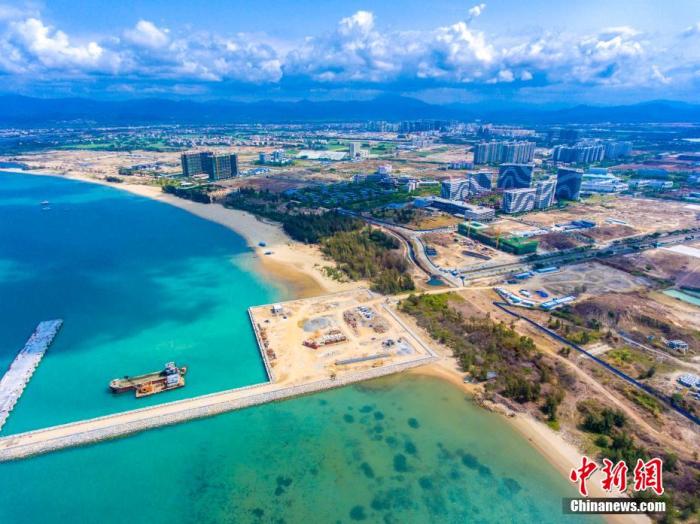 資料圖：航拍三亞崖州灣科技城各大項(xiàng)目正在加緊建設(shè)。 駱云飛 攝