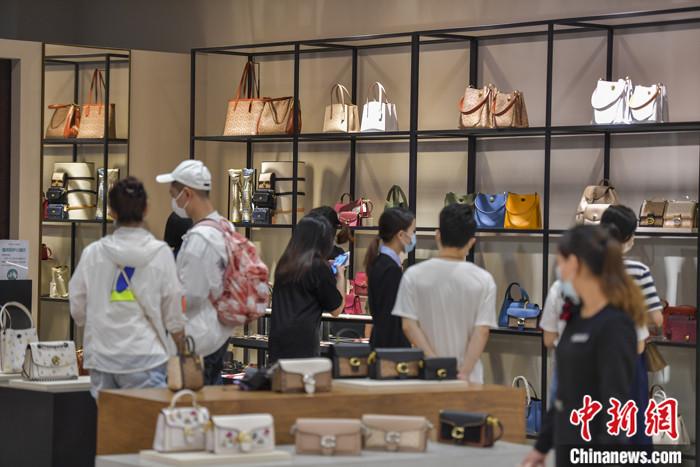 資料圖：游客在?？谌赵聫V場(chǎng)免稅店選購(gòu)免稅商品。
<a target='_blank' href='http://www.chinanews.com/'>中新社</a>記者 駱云飛 攝