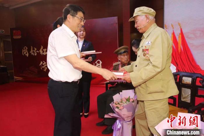 山東省暨濟南市“紅色基因在傳承—聽老兵講述英雄故事”活動6月5日在山東省圖書館舉行?！⊥跽?攝