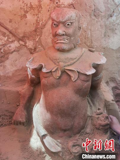 出土泥塑造像。　陜西省考古研究院供圖