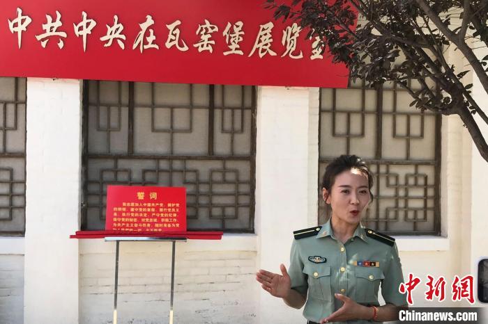 圖為魏娟正在講解瓦窯堡革命歷史?！∶疯O瀧 攝