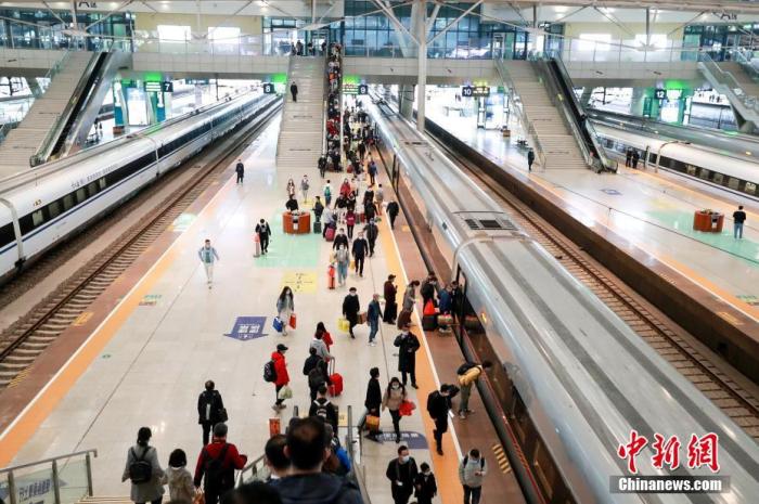 資料圖：旅客在武漢火車站站臺準備乘坐高鐵列車。 圖片來源：視覺中國