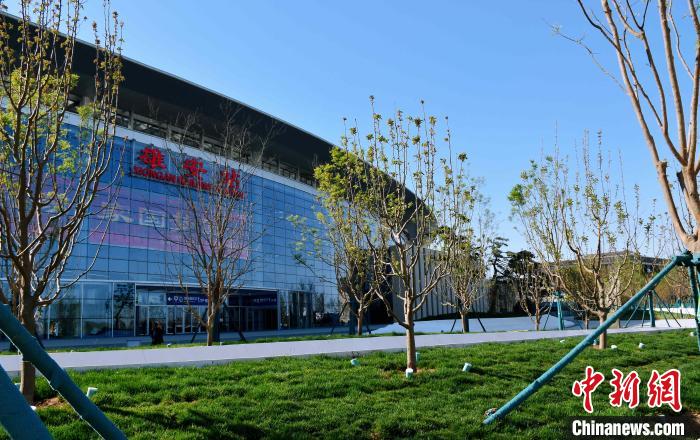京雄城際鐵路雄安站配套工程———新月公園正式建成并開園迎客。　中鐵十二局集團(tuán)供圖