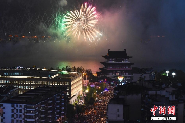 長沙舉辦大型音樂焰火晚會(huì)慶建黨100周年
