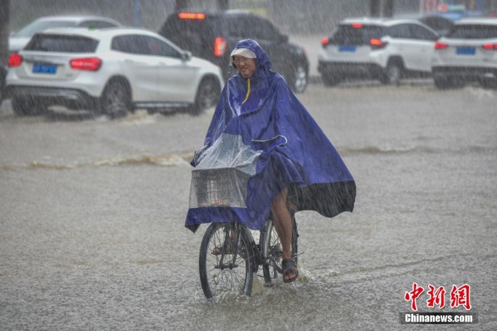 受南海熱帶低壓影響 海口迎暴雨市區(qū)多路段積水