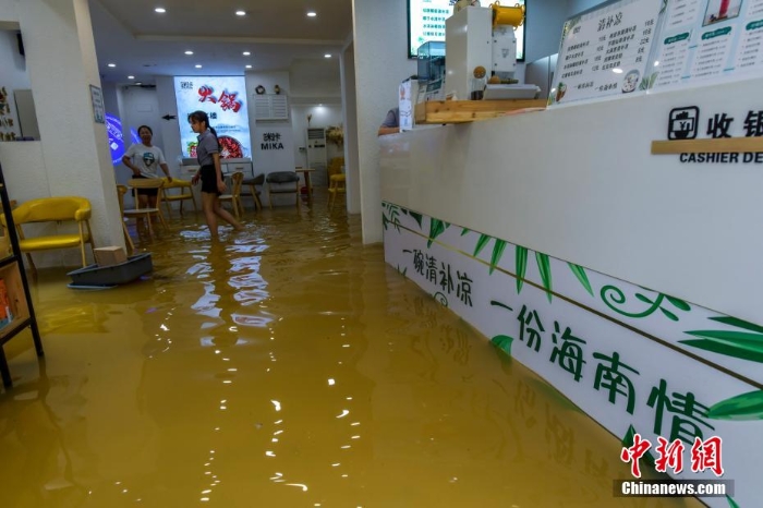 受南海熱帶低壓影響 ?？谟┯晔袇^(qū)多路段積水