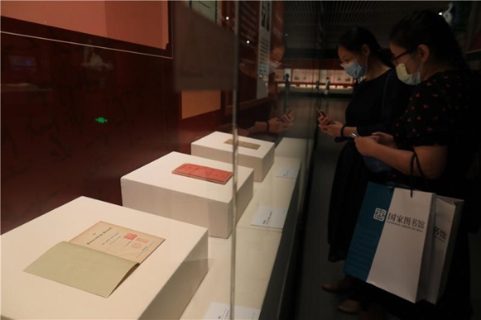 觀眾正在參觀展覽。國(guó)家圖書館供圖