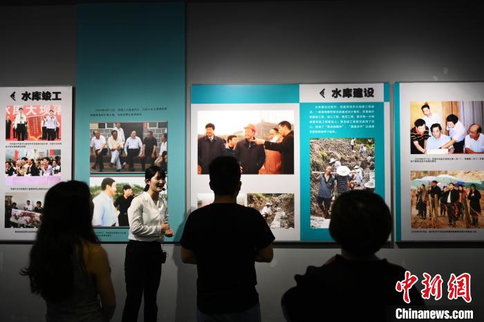 6月24日，四川遂寧，盟遂合作陳列館工作人員向媒體記者介紹黑龍凼水庫(kù)建設(shè)的歷史?！埮d龍 攝