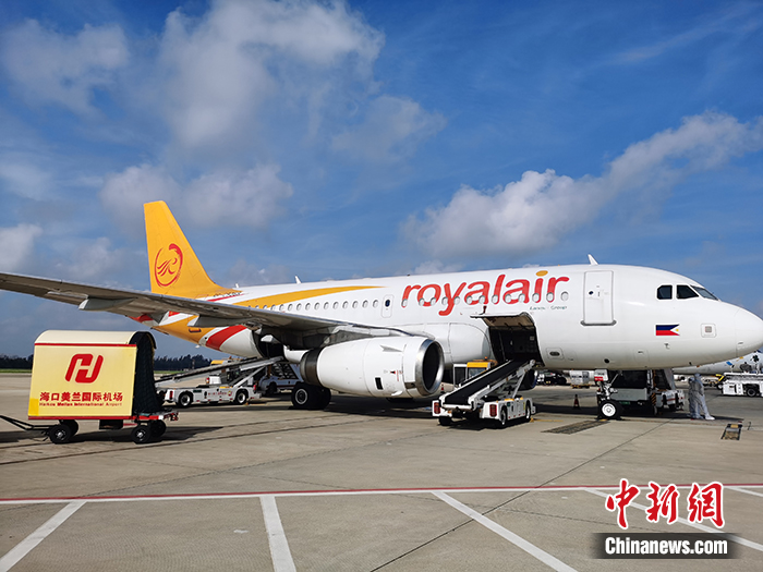 圖為執(zhí)飛該航線的空客A319飛機在美蘭機場等待裝載貨物。 <a target='_blank' href='http://www.chinanews.com/'>中新社</a>發(fā) ?？诿捞m國際機場 供圖