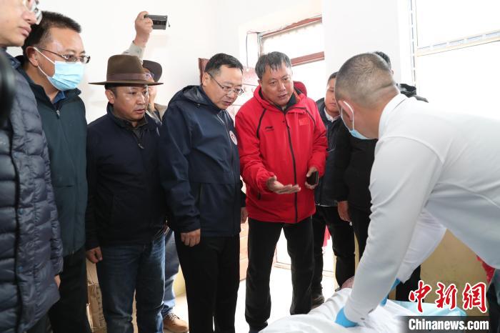 原中國藏學研究中心黨組書記、中國西藏文化保護與發(fā)展協(xié)會副會長安七一(右二)等人來到現(xiàn)場看望志愿者?！　巴摹す茶T中國心”組委會供圖