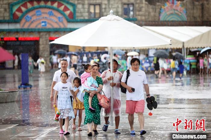 大傘底下好躲雨。　泱波 攝