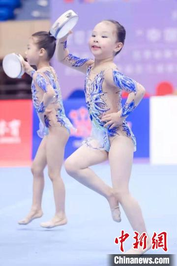 孩子們炫酷的體操表演收獲了不少叫好聲。　馬世軒 攝