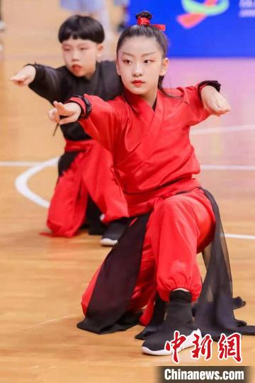 基礎(chǔ)的體操練習(xí)就是伸、轉(zhuǎn)、跳、跑、蹲等最符合生活形態(tài)的自然動(dòng)作?！〗妖?攝