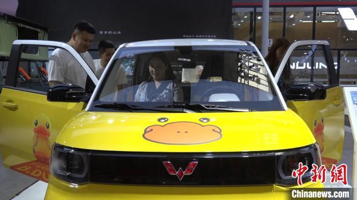 自帶“網(wǎng)紅”標簽的車型深受年輕人喜愛?！问㈤?攝