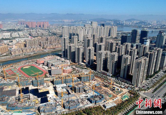 資料圖為航拍福州市閩江畔一處新建住宅。 <a target='_blank' href='http://www.chinanews.com/'>中新社</a>記者 呂明 攝