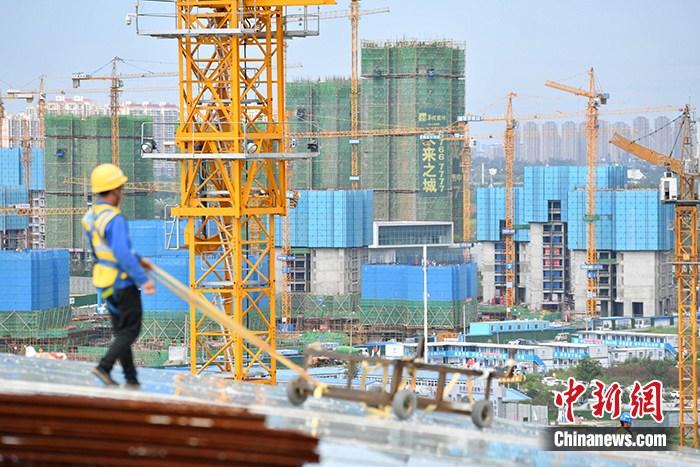 資料圖：成都一在建樓盤工地工人正在忙碌。
<a target='_blank' href='http://www.chinanews.com/'>中新社</a>記者 張浪 攝