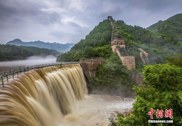 北京懷柔黃花城長城水庫現(xiàn)瀑布景觀