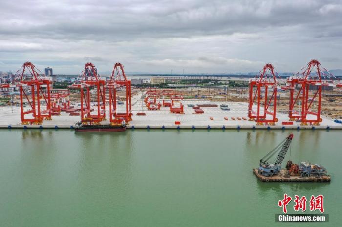 6月23日，廣東省廣州市，廣州港南沙四期碼頭實(shí)船聯(lián)合調(diào)試成功。該碼頭采用“單小車(chē)自動(dòng)化岸橋、北斗導(dǎo)航無(wú)人駕駛智能集卡、堆場(chǎng)水平布置側(cè)面裝卸、港區(qū)全自動(dòng)化”運(yùn)作方案，是粵港澳大灣區(qū)首個(gè)全自動(dòng)化碼頭。(無(wú)人機(jī)照片) <a target='_blank' href='http://www.chinanews.com/'>中新社</a>記者 陳驥旻 攝 