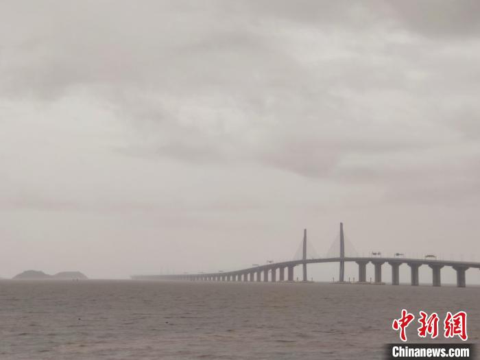 港珠澳大橋橋梁航道已經(jīng)實施臨時水上交通管制?！≈爝h智 攝